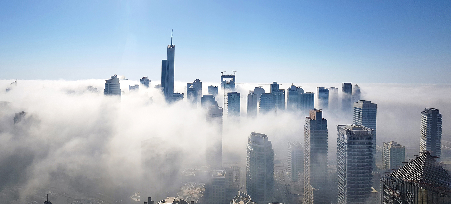 Dubais skyskrapor sedda ovan molnen
