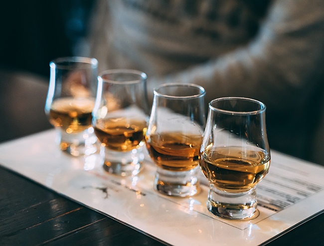 Fyra glas med whiskey