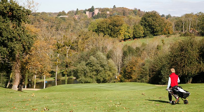 Man på golfbana i Italien